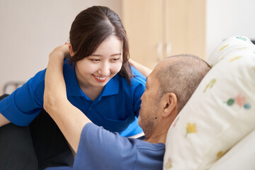 高齢者を抱える女性介護士