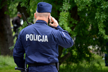 Polska policja na służbie w mieście. 