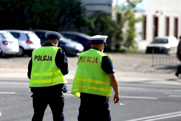 Polska policja na służbie w mieście. 