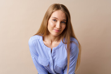 Obraz premium Portrait of beautiful smiling young woman in studio
