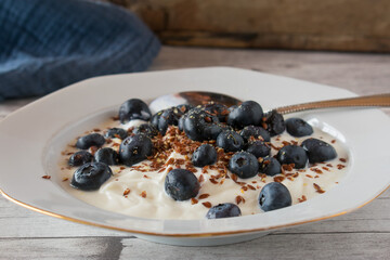 Skyr with fresh blueberries and linseeds 
