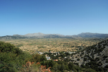 Fototapeta na wymiar Psycho et le plateau du Lassithi depuis la grotte du Dicté en Crète