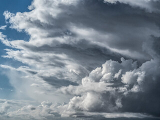Obraz premium Dramatic sky with dark stormy clouds before thunderstorm