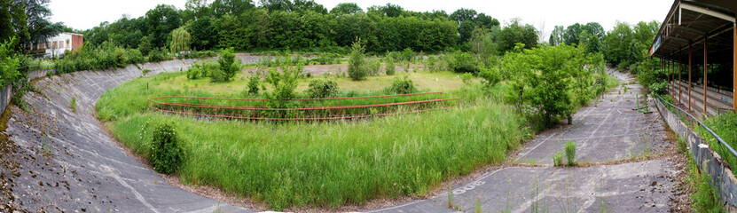 Stillgelegte, zugewachsene Radrennbahn am Schanzenberg, Saarbrücken, sehr breites Panorama