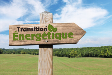 Transition énergétique, vers un futur vert, écologique, panneau en bois dans paysage nature et campagne