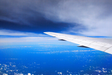 Fototapeta na wymiar 天空の翼　ジェット機からの風景