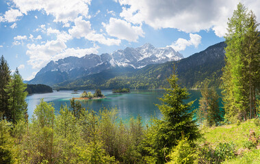 Fototapeta na wymiar stunning view to lake Eibsee and Wetterstein Alps with Zugspitze, spring landscape bavaria