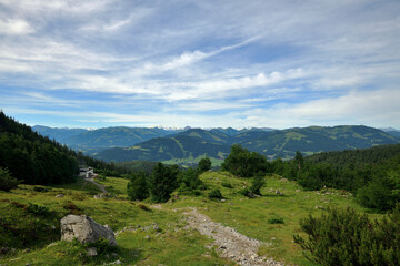 Panorama vom Wilden Kaiser mit der Gaudeamus Hütte und den Hohen Tauern