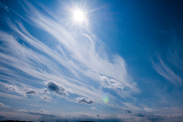 Naklejka premium 美しい雲と太陽と青空 風景 雲 晴れ 空 青 風 風景写真 ドラマチック 印象的 