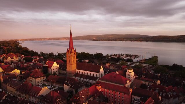 Die Stadt Radolfzell am Bodensee mit dem M&uuml;nsterturm kurz vor Sonnenuntergang