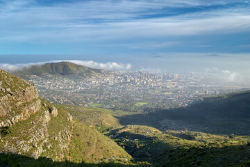 Naklejka premium Scenic view of Cape Town, South Africa from Platteklip Gorge hiking trail at Table Mountain in the morning.