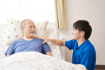 笑顔の介護士と高齢者