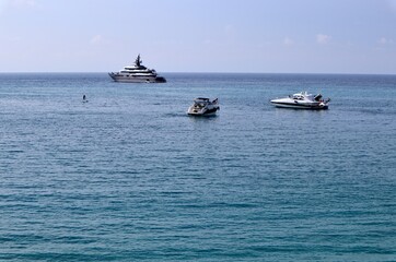 Tropea - Barche a largo della Spiaggia della Rotonda nel pomeriggio