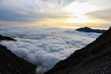 穂高岳山荘から見る夕日と雲海