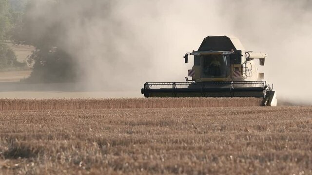 Une moissonneuse-batteuse pendant les r&eacute;colte de bl&eacute;