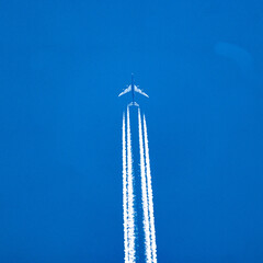 Contrail spotting of an beautiful Airplane from below.
