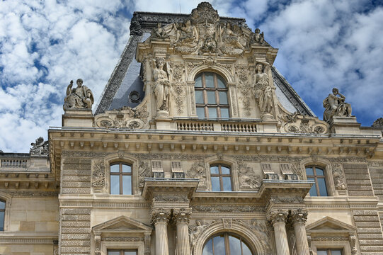Statues sur la facade du Musee du louvre Paris