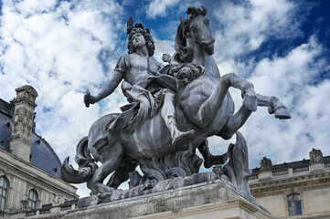 Fototapeta na wymiar Musee du louvre statue de Louis XIV Paris