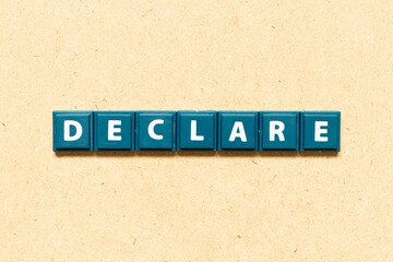 Obraz premium Tile alphabet letter in word declare on wood background