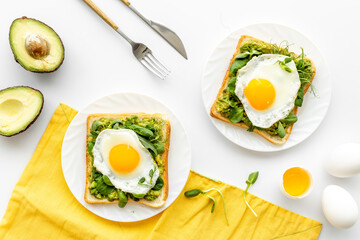 Sadwich with avocado eggs and spinach on toasted bread
