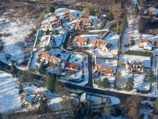 vue aérienne de Saint Léger-en-Yvelines sous la neige dans les Yvelines en France