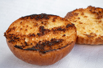 pão de sanduiche com manteiga feito na chapa em cima de um guardanapo