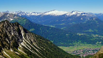 herrlicher Blick vom Nebelhorn auf Oberstdorf und Kleinwalsertal mit Schnee am Ifen bei klarer Fernsicht