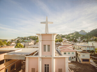 Cruz e fachada de Igreja no centro de Alfredo Chaves no interior do estado do Espírito Santo.
