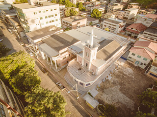 Cruz e fachada de Igreja no centro de Alfredo Chaves no interior do estado do Espírito Santo.