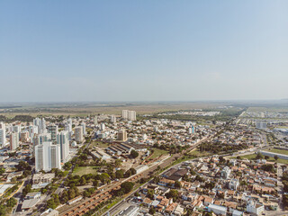 Fototapeta na wymiar Misto de zona prédios altos e casas baixas. Cidade de Campos dos Goytacazes no norte do estado do Rio de Janeiro.