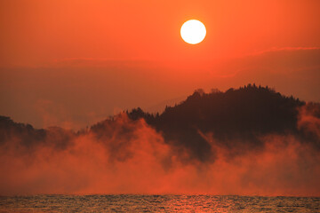 Obraz premium 瀬戸内海国立公園筆影山の海霧 広島県三原市須波沖