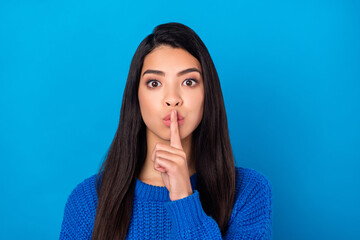 Photo portrait young girl amazed keeping finger near lips secret isolated on vivid blue color background