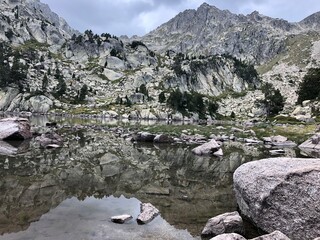 Paisaje rocos con montañas y lago de fondo