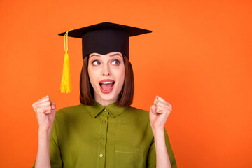 Photo of funny bob hairdo young lady open mouth look empty space wear headwear khaki shirt isolated on orange color background - obrazy, fototapety, plakaty