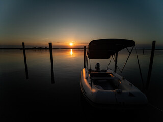 Motoscafo al tramonto del sole, sulla laguna con colori romantici, in controluce