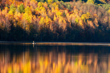 Obraz premium Autumn landscape, forest reflecting in lake