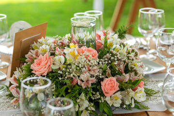 Arreglo floral sobre una mesa de madera en un evento social en México