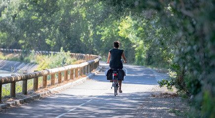 Vue d'une femme sur une piste cyclable en vélo.