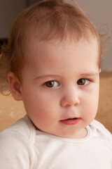 Naklejka premium portrait of a blond baby looking at camera