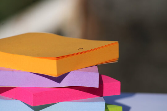 Uma minhoca sob uma pilha de blocos de notas adesivas