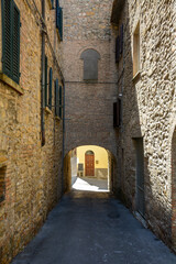 Fototapeta na wymiar La belleza de Toscana muchas veces se encuentra en sus pueblos pintorescos que tiene como Volterra, dónde grabaron parte de las películas de Crepúsculo.