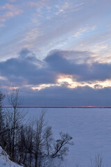 Fototapeta na wymiar Beautiful sunset on the Volga in winter
