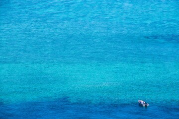 Mar turquesa con barco, vista aérea