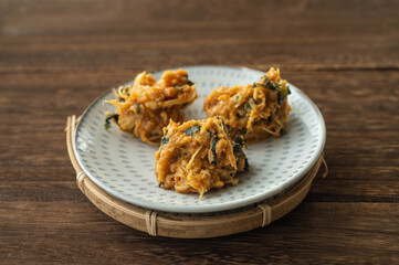 ラップに包む前の味噌玉