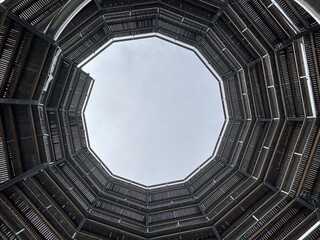 Bauger&uuml;st mit Ausgang. zum Himmel