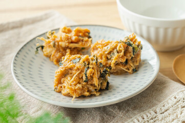 ラップに包む前の味噌玉