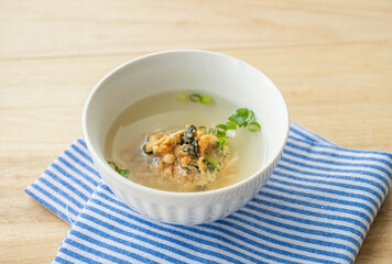 味噌玉にお湯を入れて作る味噌汁