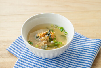 味噌玉にお湯を入れて作る味噌汁