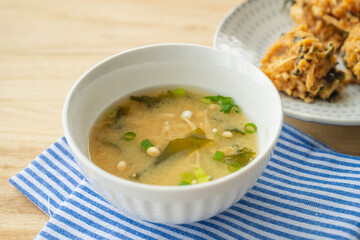 味噌玉にお湯を入れて出来上がった味噌汁