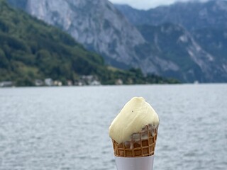 Waffel mit Eiskugel vor den Bergen in Urlaub im Sommer